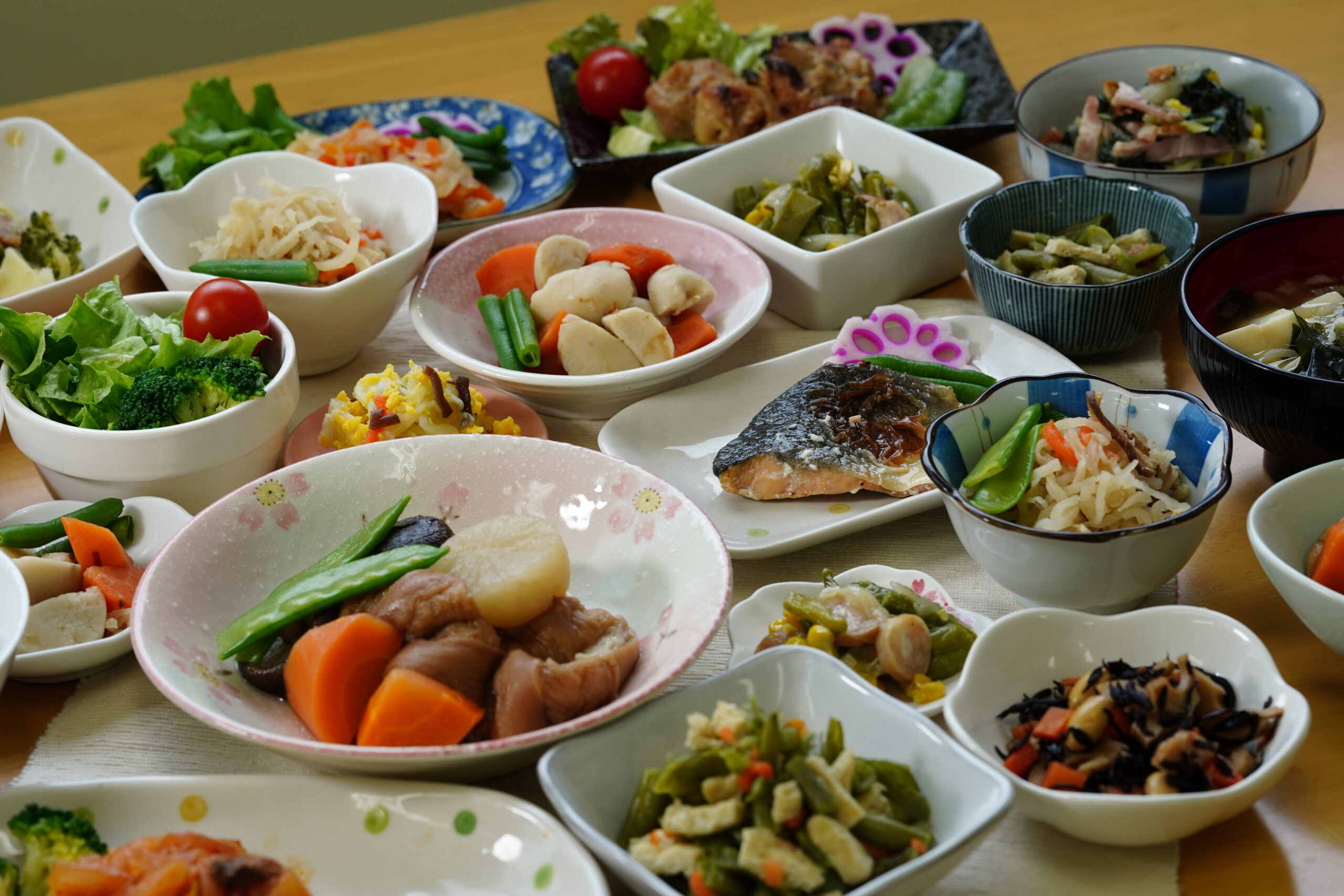 和食の惣菜の盛り付け例。鮭、チキンなど