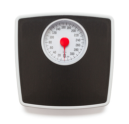 体重計の画像。糖質制限により体重や蓄える脂肪をコントロールすることで痩せることをイメージ