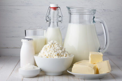 牛乳、ヨーグルト、チーズなど乳製品が並んだ画像。糖質を低く、タンパク質が豊富。痩せるための糖質制限におすすめの食事例