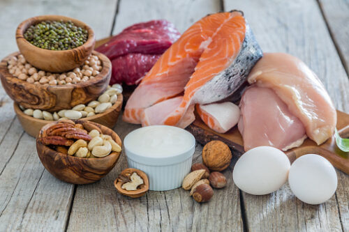 肉、魚、卵、ナッツ、チーズなどが並べられた画像。糖質が低く、タンパク質が豊富。痩せるための糖質制限におすすめの食事例