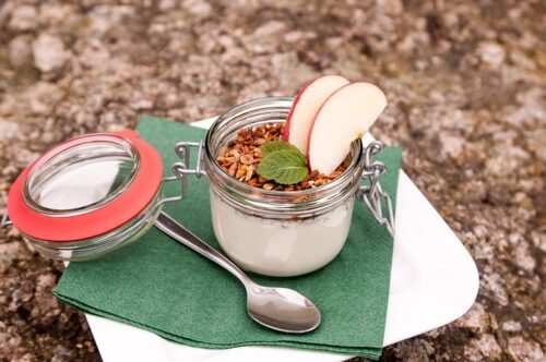 糖質制限ダイエットに最適な朝食の例の画像。ヨーグルト、低糖質グラノーラ、りんごなどのフルーツが瓶の中にある